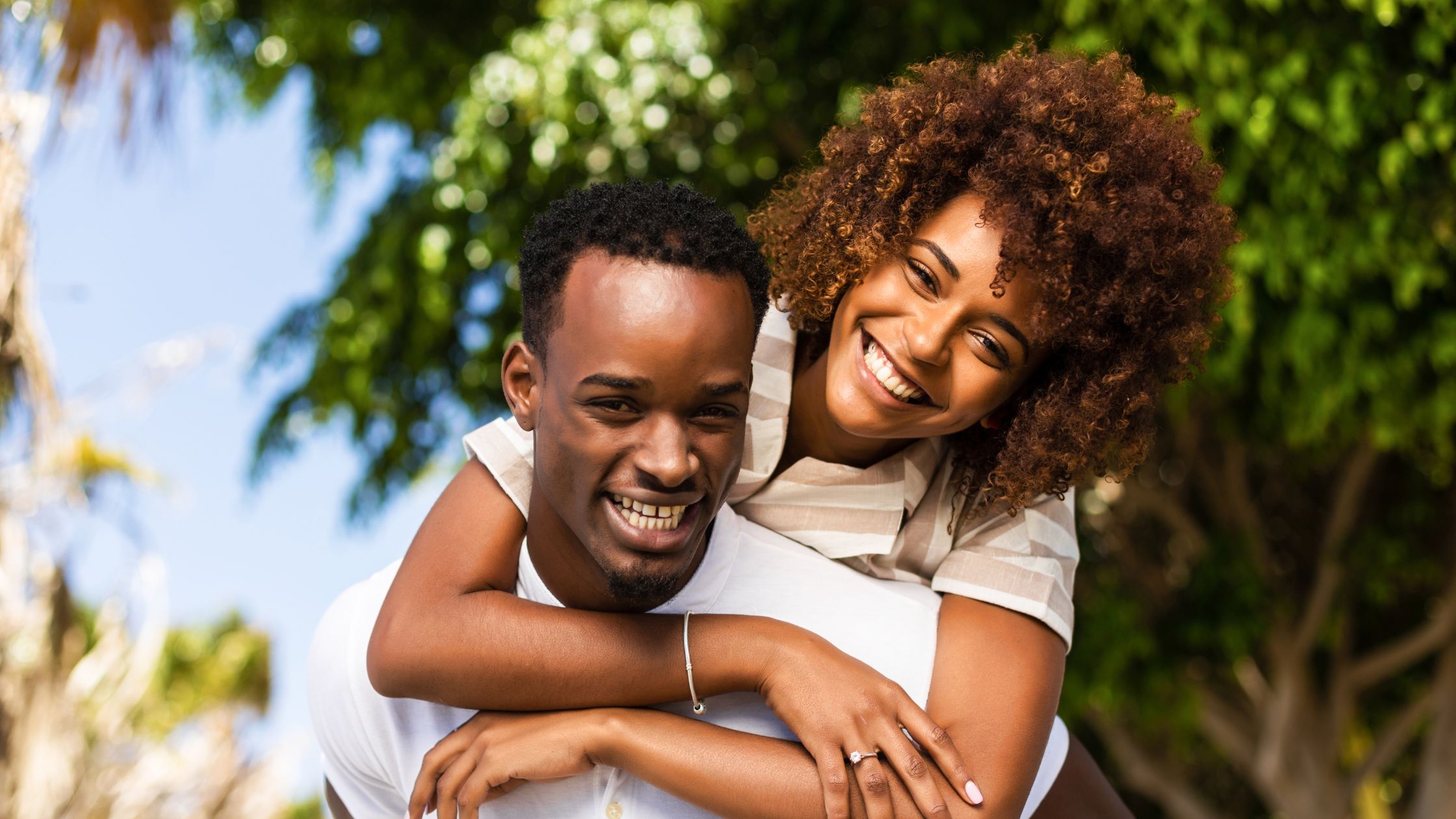Couple heureux illustrant l'amour et le retour affectif