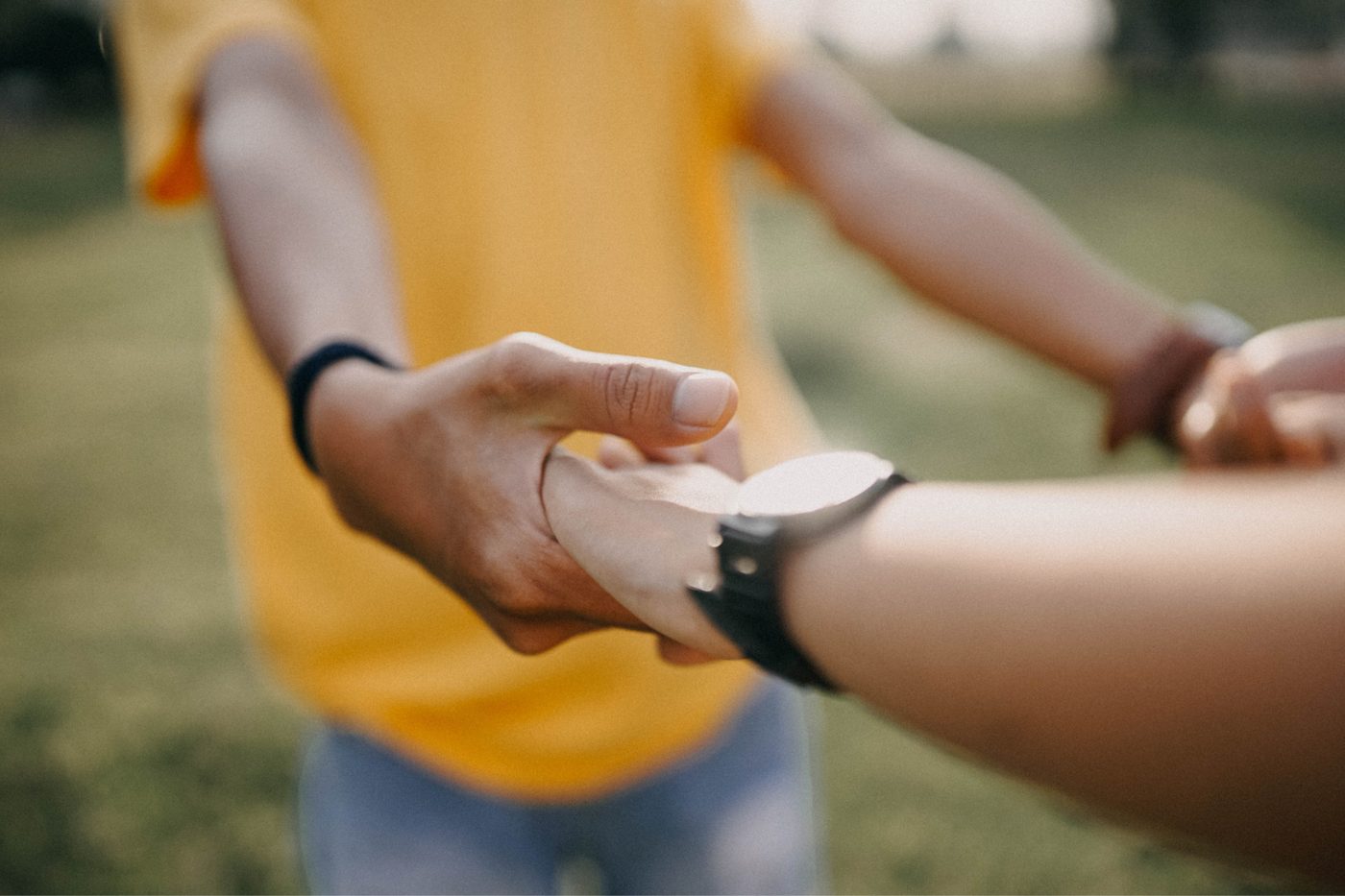 Accompagnement humain et confiance, mains tendues