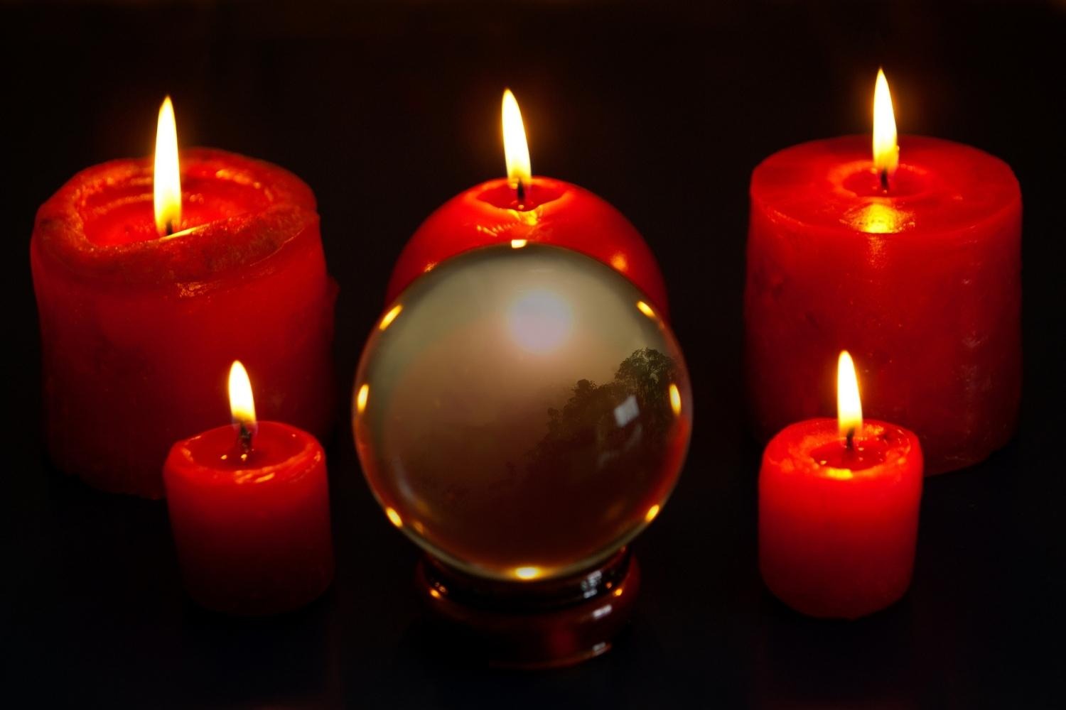 Boule de cristal et bougies, consultation de voyance