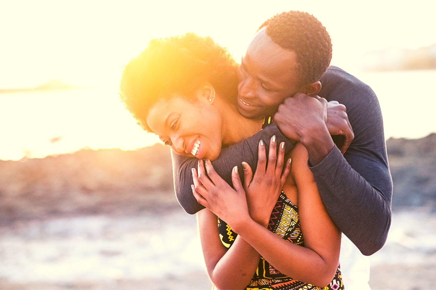 Couple réuni et apaisé au coucher du soleil